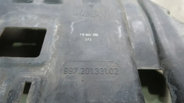 Porsche 997 987 Verkleidung Abdeckung Kraftstofftank 99720133102 – Bild 3