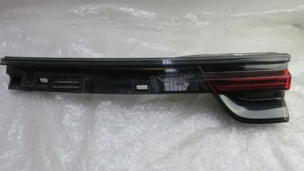 Porsche Panamera 971 Rückleuchte Heckleuchte Mitte rechts 973945208 – Bild 3