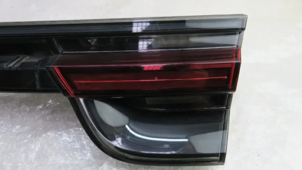 Porsche Panamera 971 Rückleuchte Heckleuchte Mitte rechts 973945208 – Bild 4