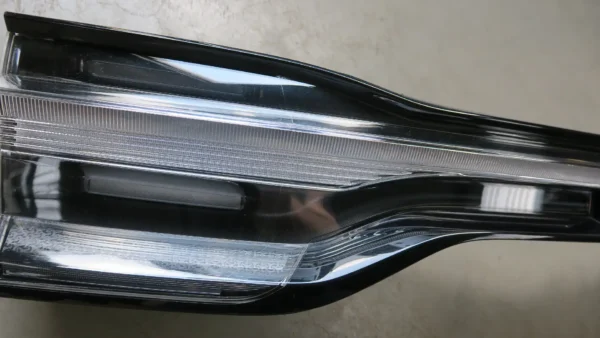 Porsche Macan Heckleuchte Rückleuchte Mitte 95B945308E – Bild 2