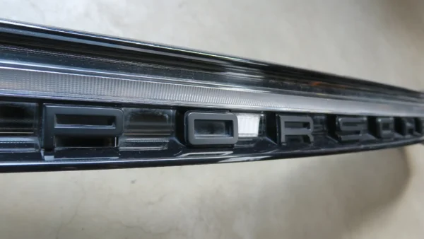 Porsche Macan Heckleuchte Rückleuchte Mitte 95B945308E – Bild 3