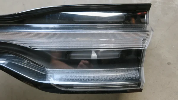 Porsche Macan Heckleuchte Rückleuchte Mitte 95B945308E – Bild 4