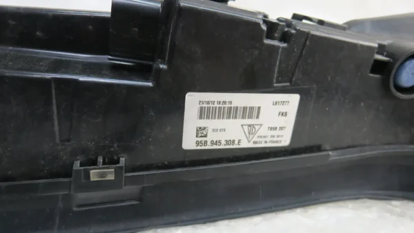 Porsche Macan Heckleuchte Rückleuchte Mitte 95B945308E – Bild 7