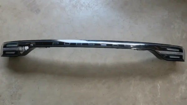 Porsche Cayenne Heckleuchte Rückleuchte Mitte 9Y0945081AH