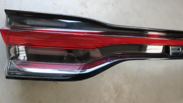 Porsche Macan Heckleuchte Rückleuchte Mitte 95B945208H – Bild 2