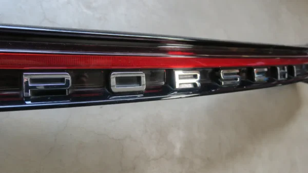 Porsche Macan Heckleuchte Rückleuchte Mitte 95B945208H – Bild 3