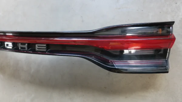 Porsche Macan Heckleuchte Rückleuchte Mitte 95B945208H – Bild 4