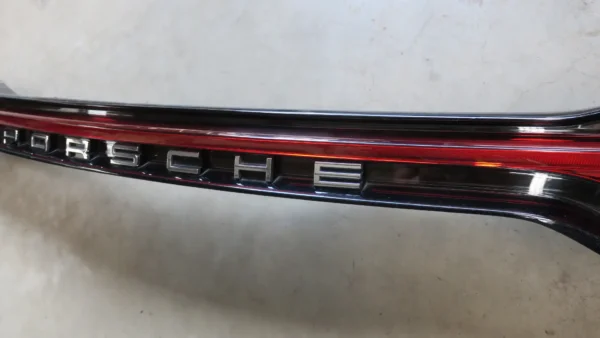 Porsche Macan Heckleuchte Rückleuchte Mitte 95B945208H – Bild 5
