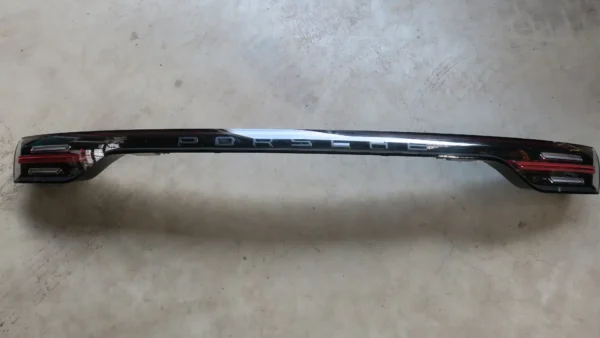 Porsche Cayenne Heckleuchte Rückleuchte Mitte 9Y0945081AK