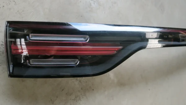 Porsche Cayenne Heckleuchte Rückleuchte Mitte 9Y0945081AK – Bild 2