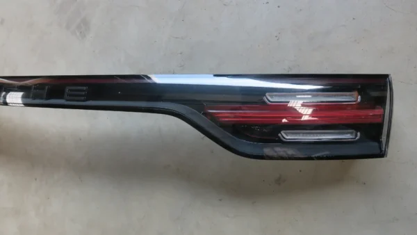 Porsche Cayenne Heckleuchte Rückleuchte Mitte 9Y0945081AK – Bild 4