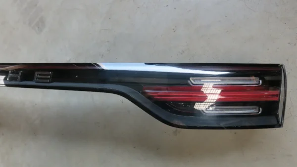 Porsche Cayenne Heckleuchte Rückleuchte Mitte 9Y0945081AD – Bild 4