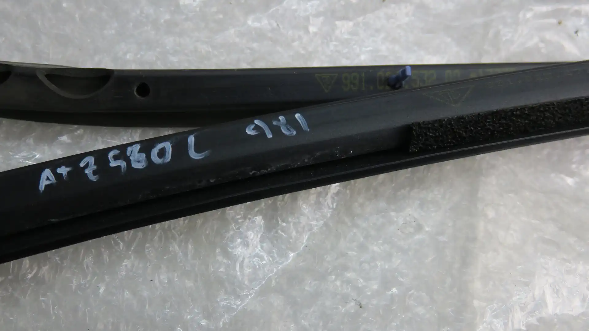 Porsche 981 Türdichtung Dichtung innen links 98153737702 – Bild 6