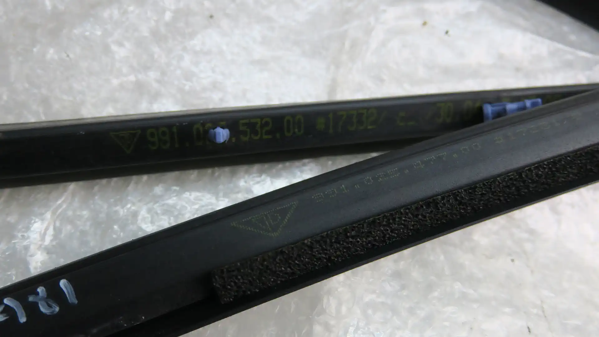 Porsche 981 Türdichtung Dichtung innen links 98153737702 – Bild 7